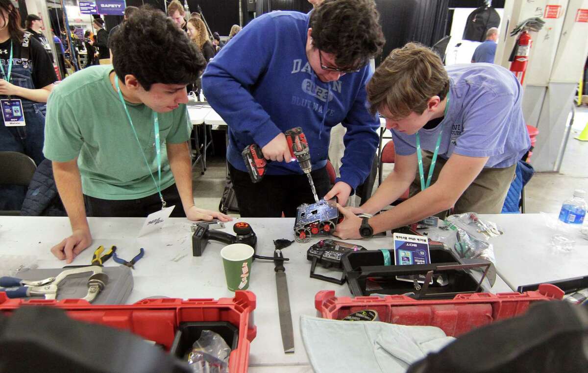 Darien High School robotics club competes for NHRL battlebots