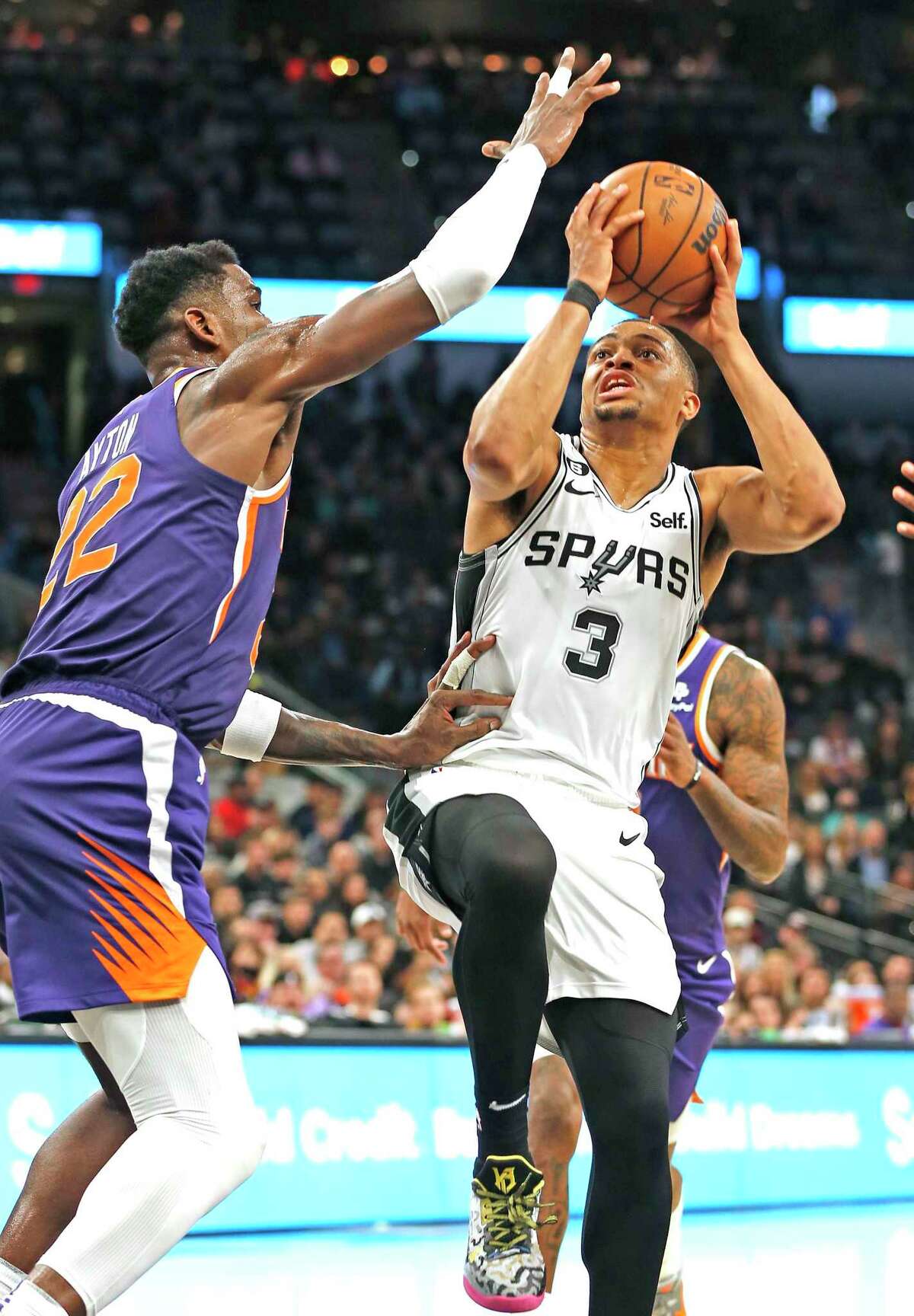 San Antonio Spurs Keldon Johnson (3) drive for two on Phoenix Suns Deandre Ayton (22) on Saturday, Jan. 28, 2023 at the AT&T Center. Phoenix Suns defeated the San Antonio Spurs 128-118 in OT.