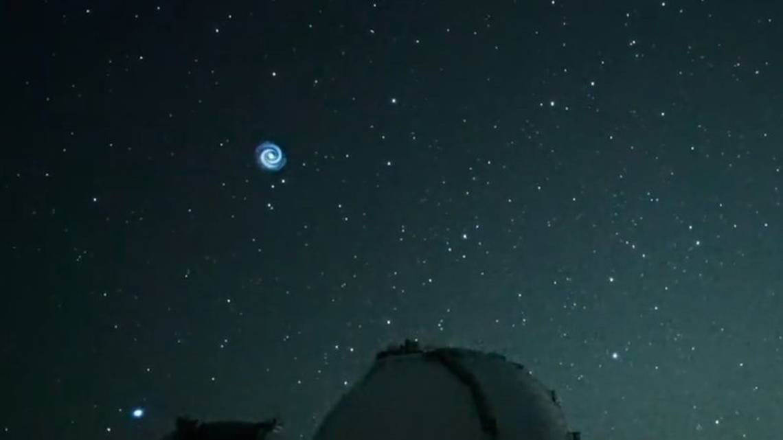 Blauwe “vliegende draaikolk” vastgelegd door een telescoop boven Hawaï