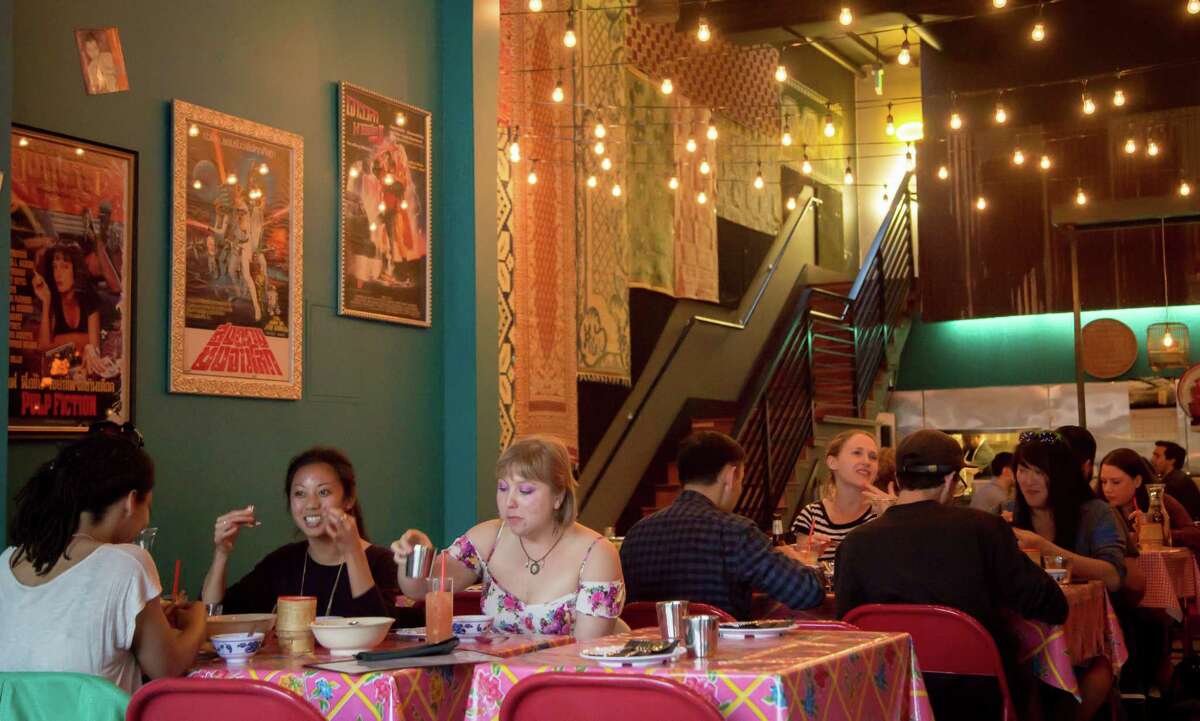 Les gens dînent au Hawker Fare à San Francisco en 2015. Le restaurant animé de Mission District était coloré et spacieux.