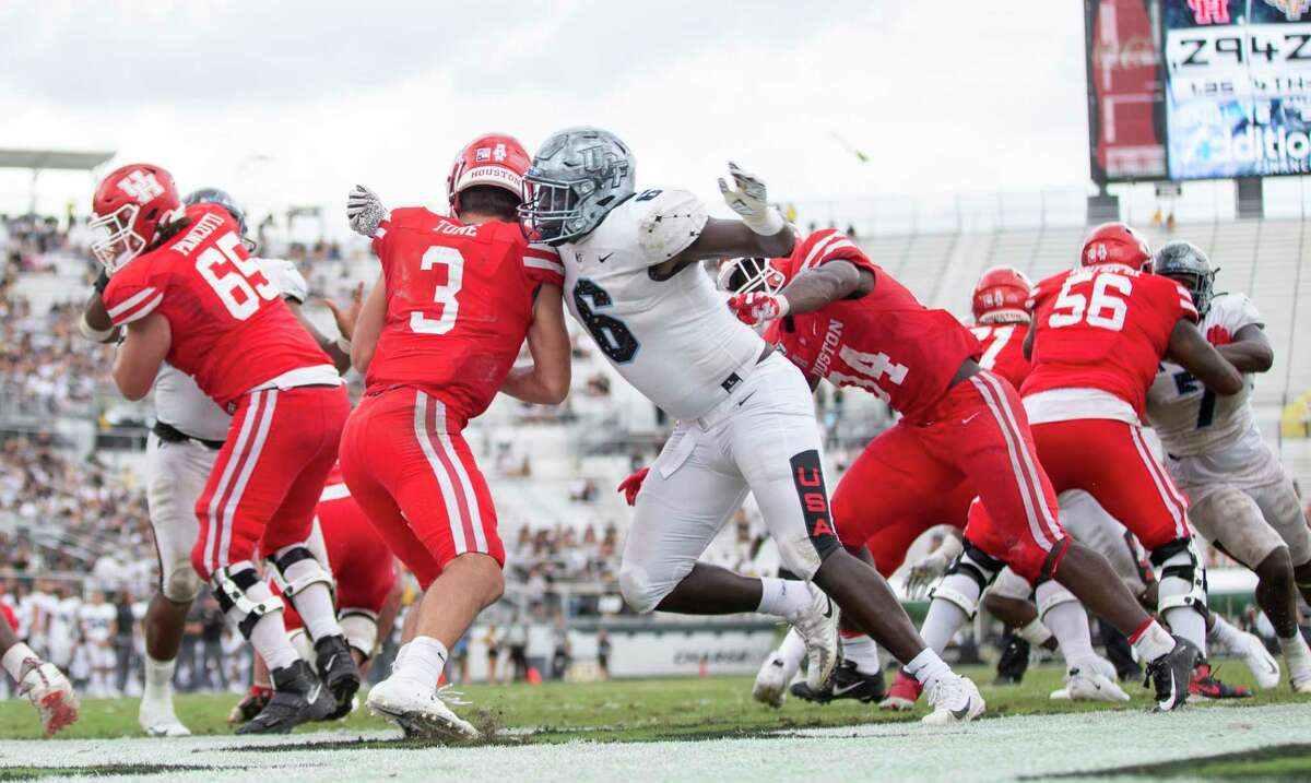 Kansas State Wildcats running back Deuce Vaughn ushers running