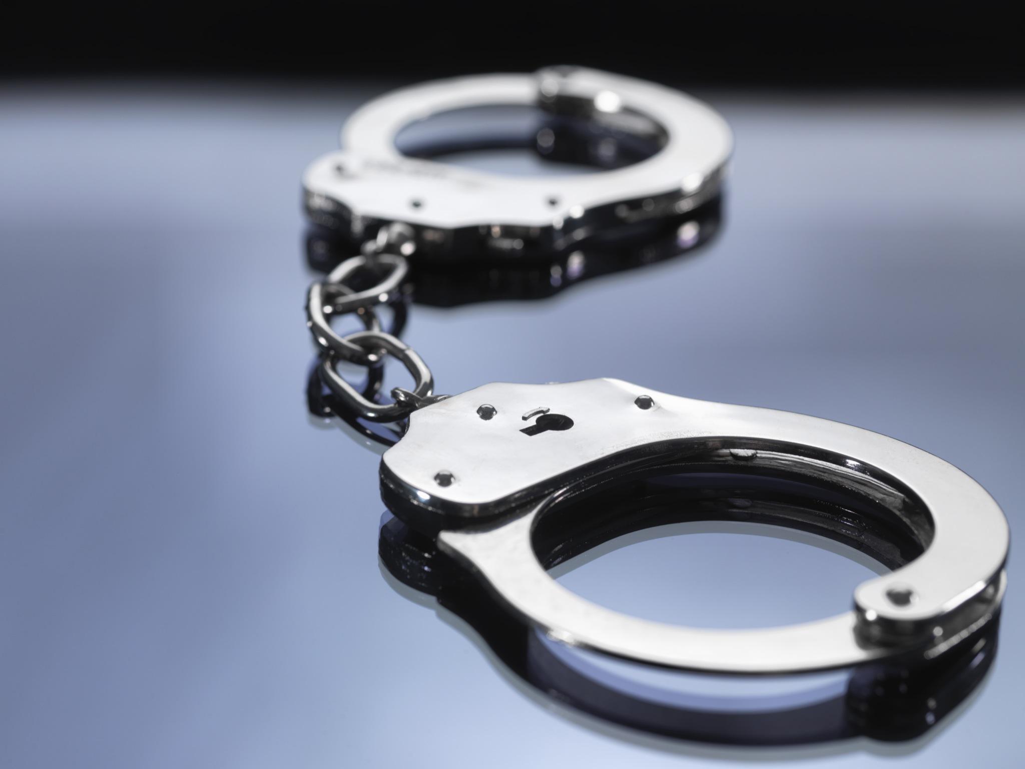 警方逮捕三名青少年涉嫌汽车劫持和致命东湾枪击案