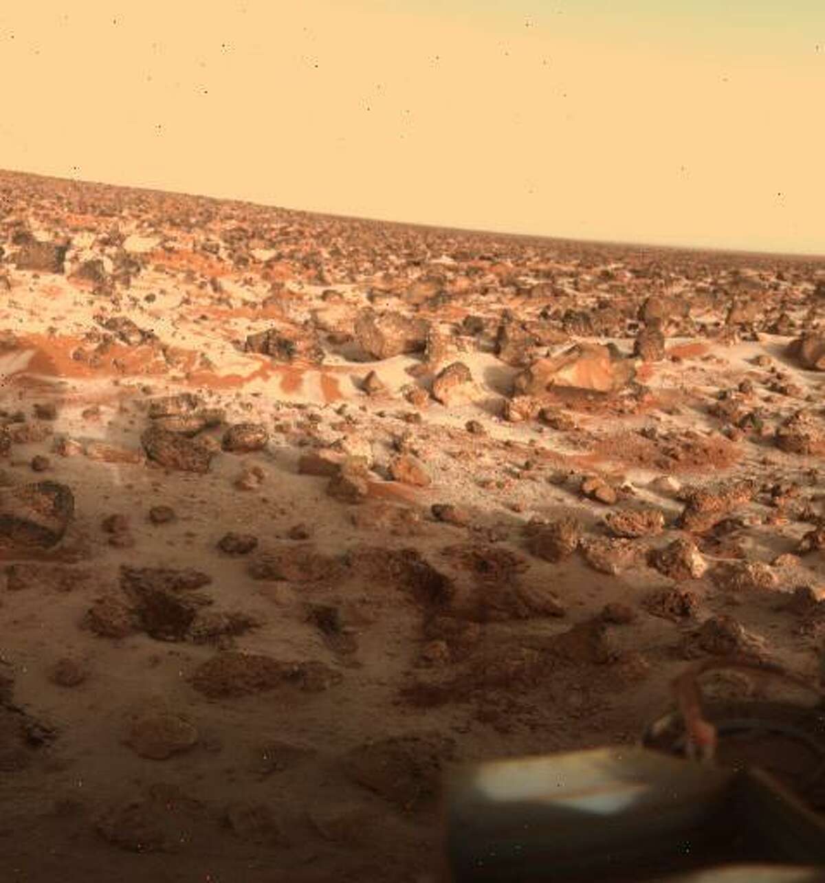 Повърхността на Марс развива тънък слой воден скреж през зимата, както е заснето от Viking 2 на 18 май 1979 г.