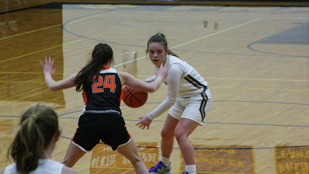 Frankfort senior Kylee Harris aims to deliver a pass against Kingsley on Jan. 31, 2023 at Frankfort High School.