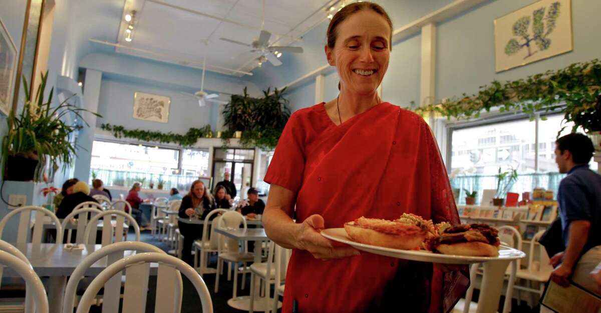 2009年，Ashanka Stagg在Ananda Fuara餐厅为食客提供服务。