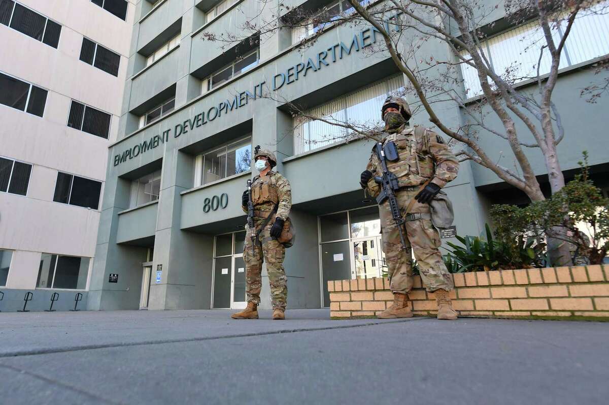 2021年，加州国民警卫队成员保护加州萨克拉门托州议会大厦附近的就业发展部大楼。