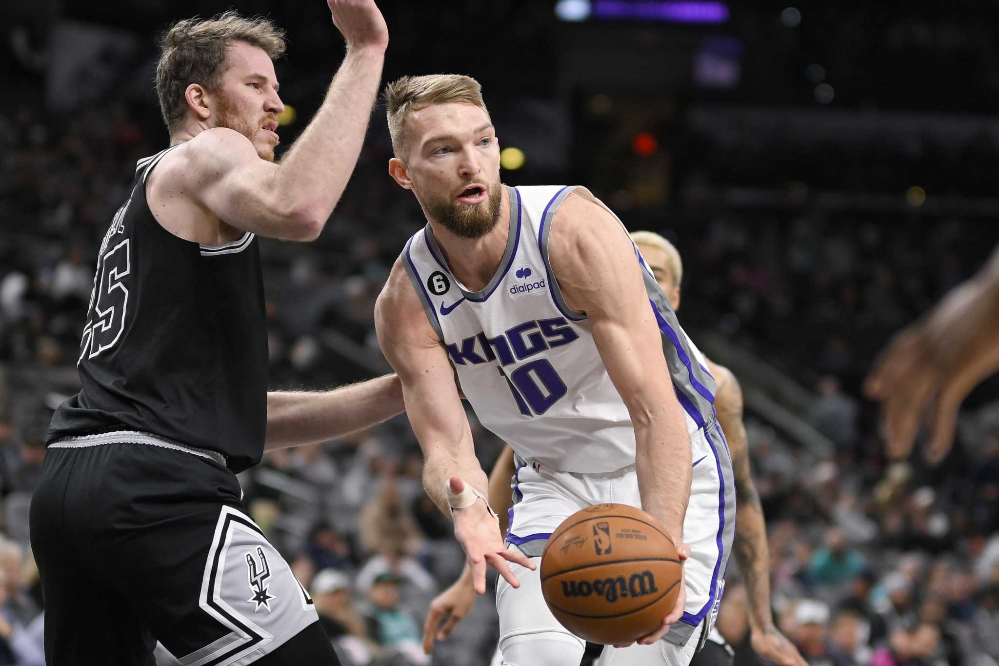 Kings roll past Spurs, extend winning streak to 4 games