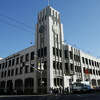 2007年4月12日，位于旧金山第五街拐角处的任务街901号的旧金山纪事报大楼。位于第五街和Mission街的Chronicle大楼可能会被出售。位于第五街和教会街交汇处的编年史大楼于1924年开业。