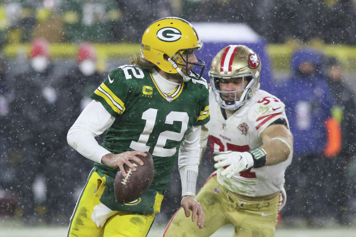 Aaron Rodgers runs away from Nick Bosa like he's running away from these 49ers rumors.