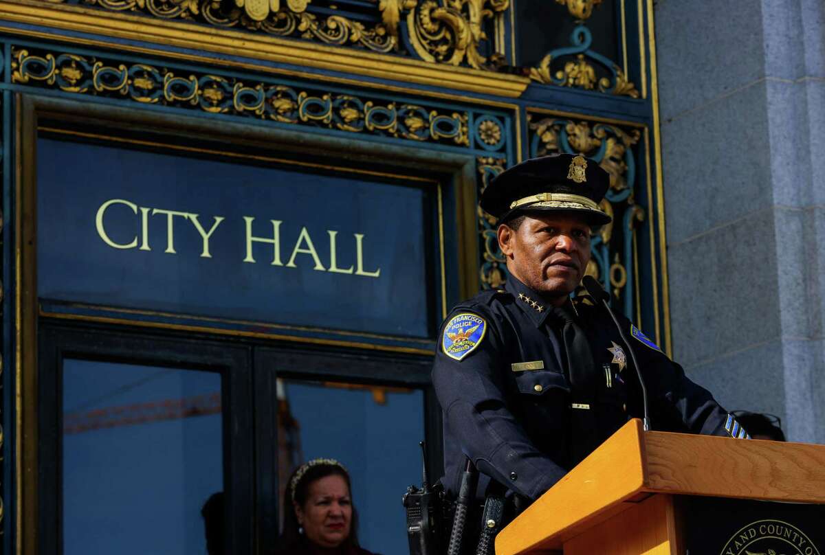 上周，旧金山警察局长比尔·斯科特在市政厅外发表讲话，纪念泰尔·尼科尔斯。斯科特的部门在增加内部多样性方面有强有力的政策，但该部门仍在努力解决其有偏见的治安问题。