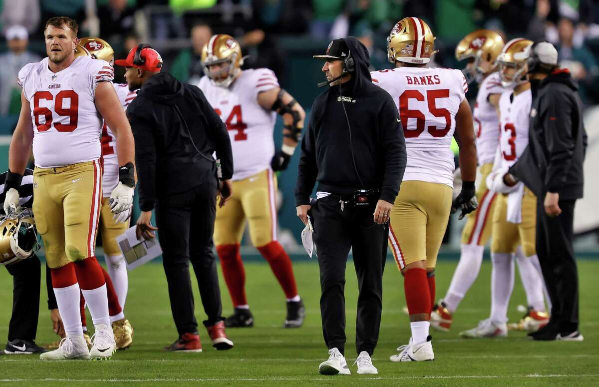 49ers head coach Kyle Shanahan met with his players on the field after a fight with the Eagles late in the NFC title game.