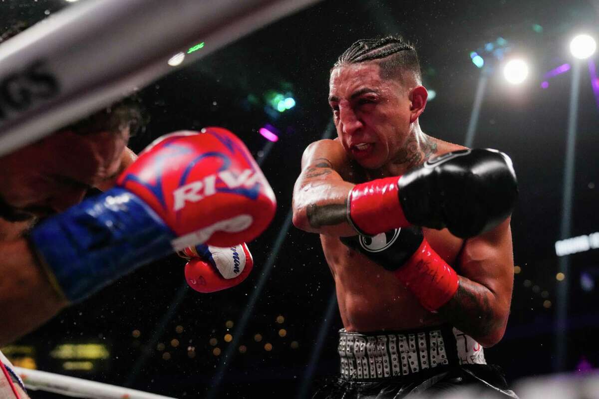 LAS VEGAS, NEVADA - FEBRUARY 05: Mario Barrios (R) delivers a right against Keith Thurman during a welterweight bout at Michelob ULTRA Arena on February 05, 2022 in Las Vegas, Nevada. Thurman won by unanimous decision. (Photo by Joe Buglewicz/Getty Images)