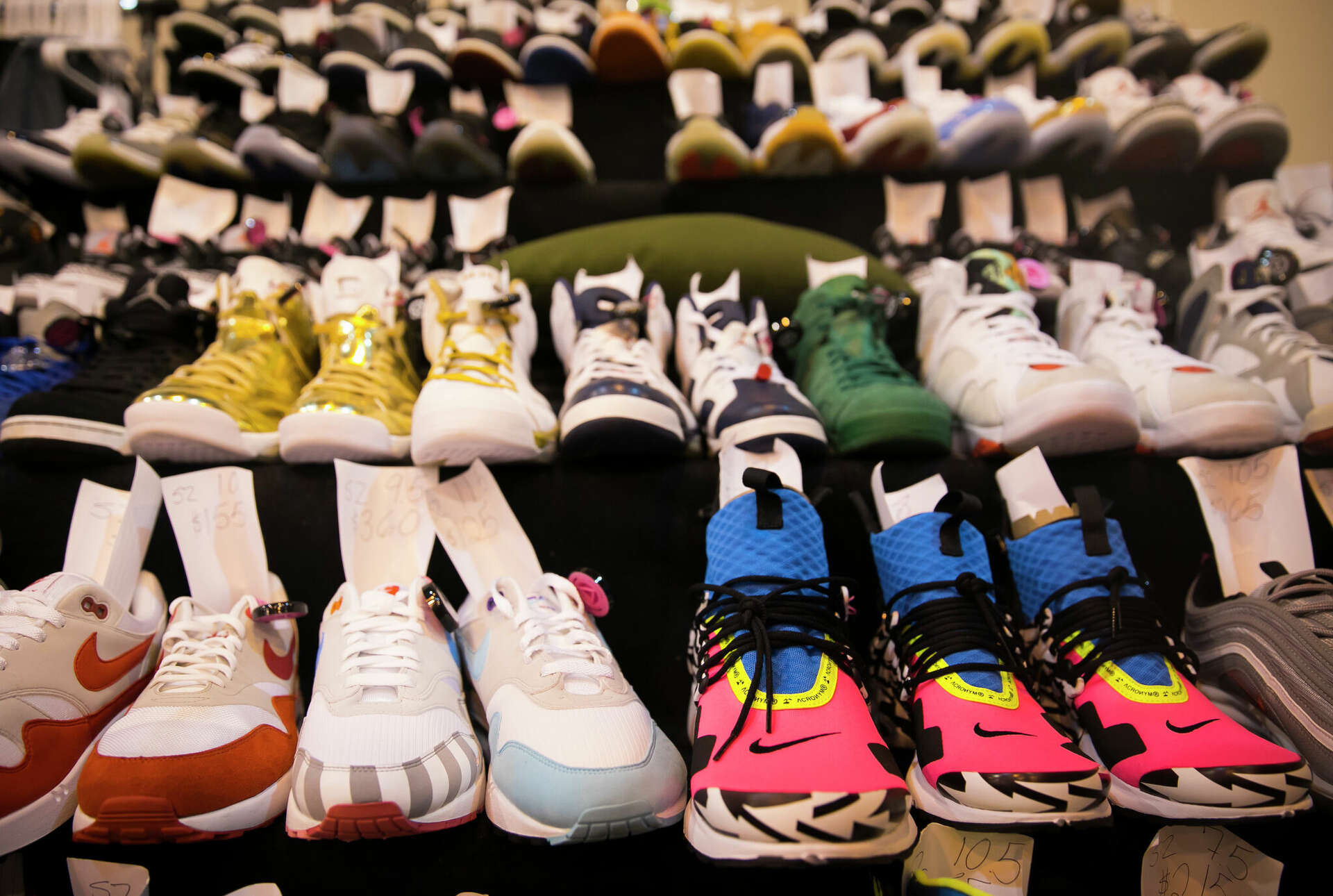 Sneaker con 2018 locations best sale