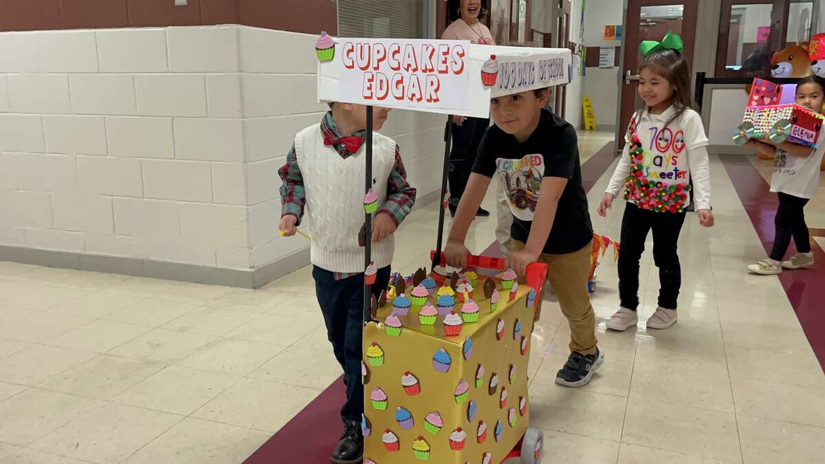 Laredo's Finley Elementary students hold parade for 100th day of class