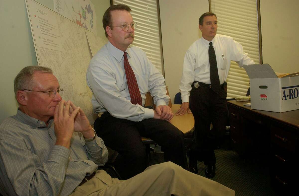 From left, Then-Houston Police Sgt. John Swaim, Lt. Greg Neely and Investigator Bob King talk in 2003 about a break in the case of Anthony Allen Shore, who became known as the Tourniquet Killer.