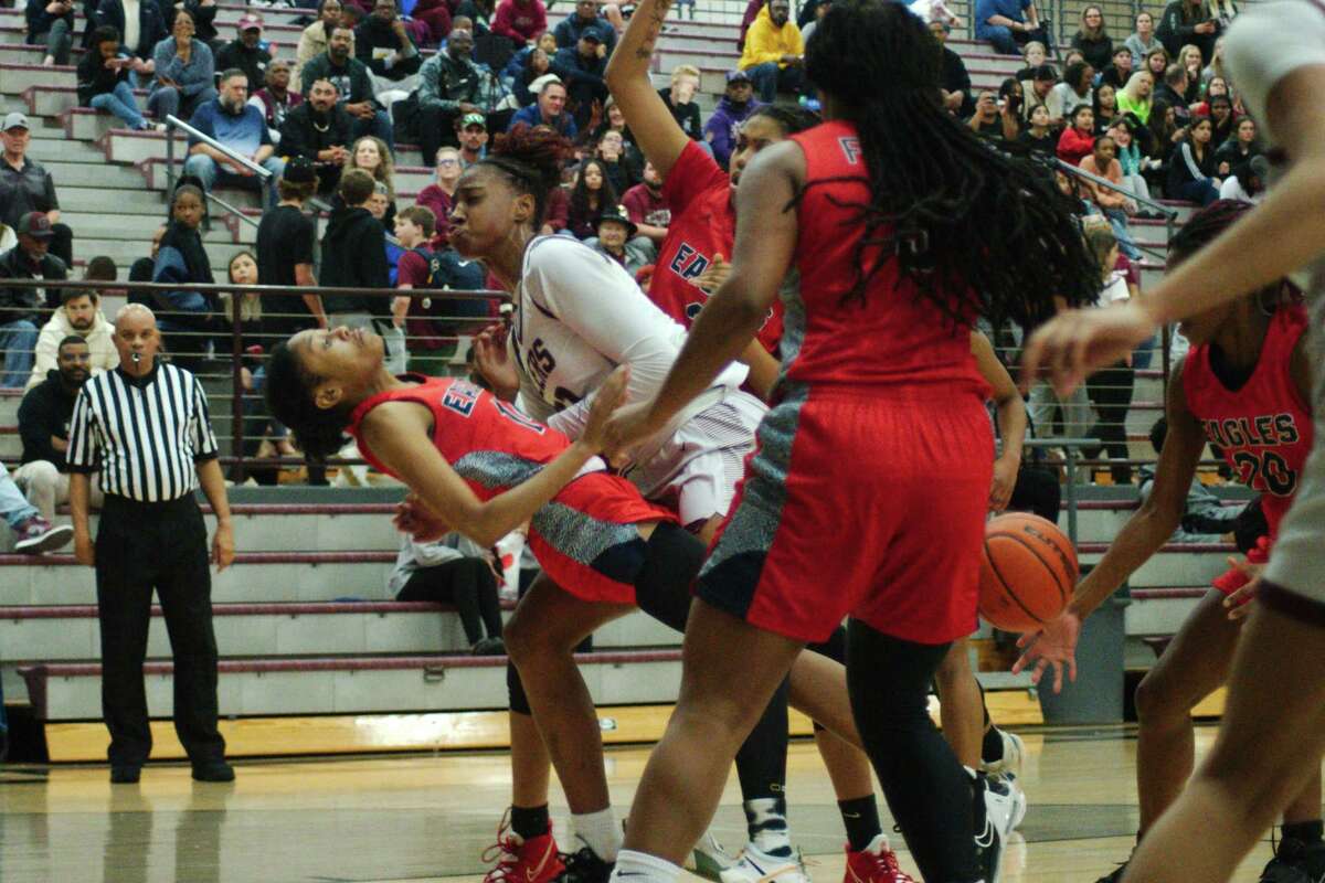 Pearland’s RyLee Grays (22) collides with Dawson’s Miracle Gibson (14) Friday, Feb. 3, 2023 at Pearland High School.