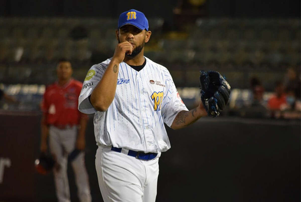 The Tecolotes Dos Laredos added Venezuelan pitcher Anthony Vizcaya to its bullpen on Friday.