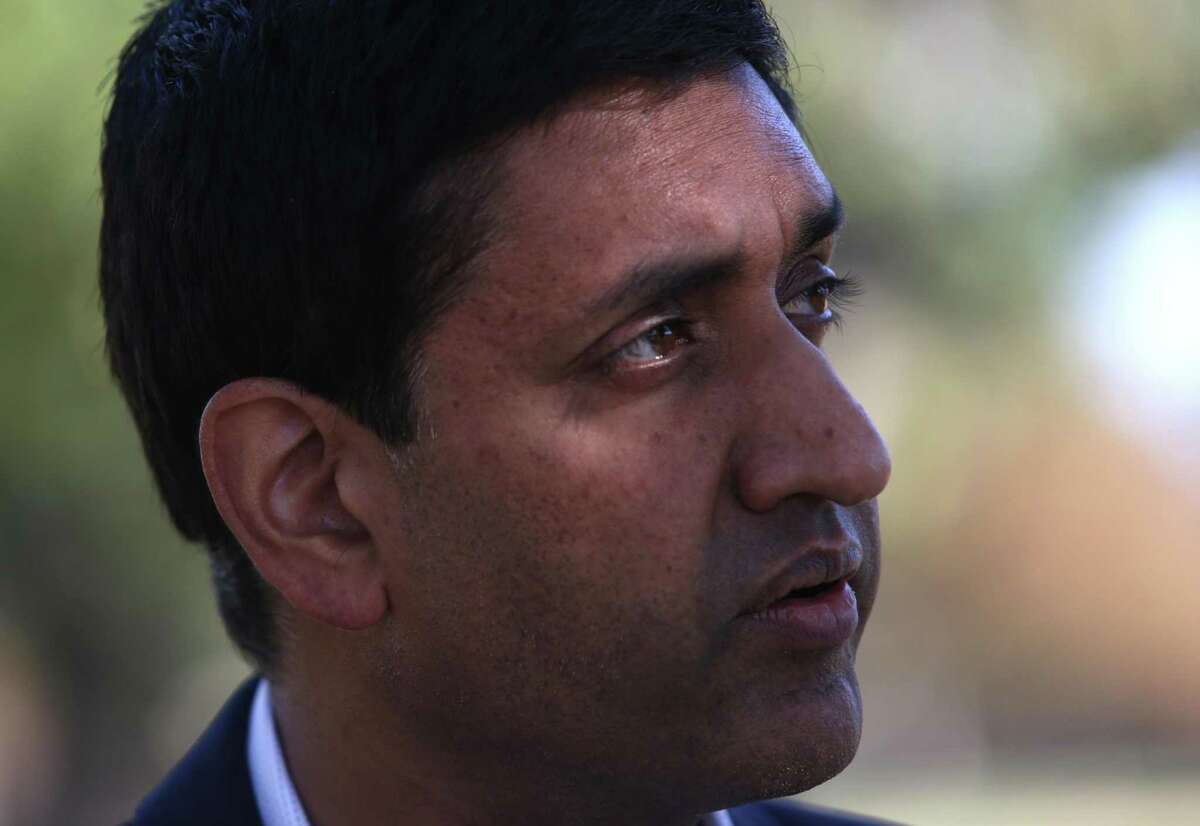 来自圣克拉拉的民主党众议员罗·康纳(Ro Khanna)在圣何塞主持了一次市政厅会议，讨论最近针对亚裔美国人社区成员的枪击事件对心理健康的影响。