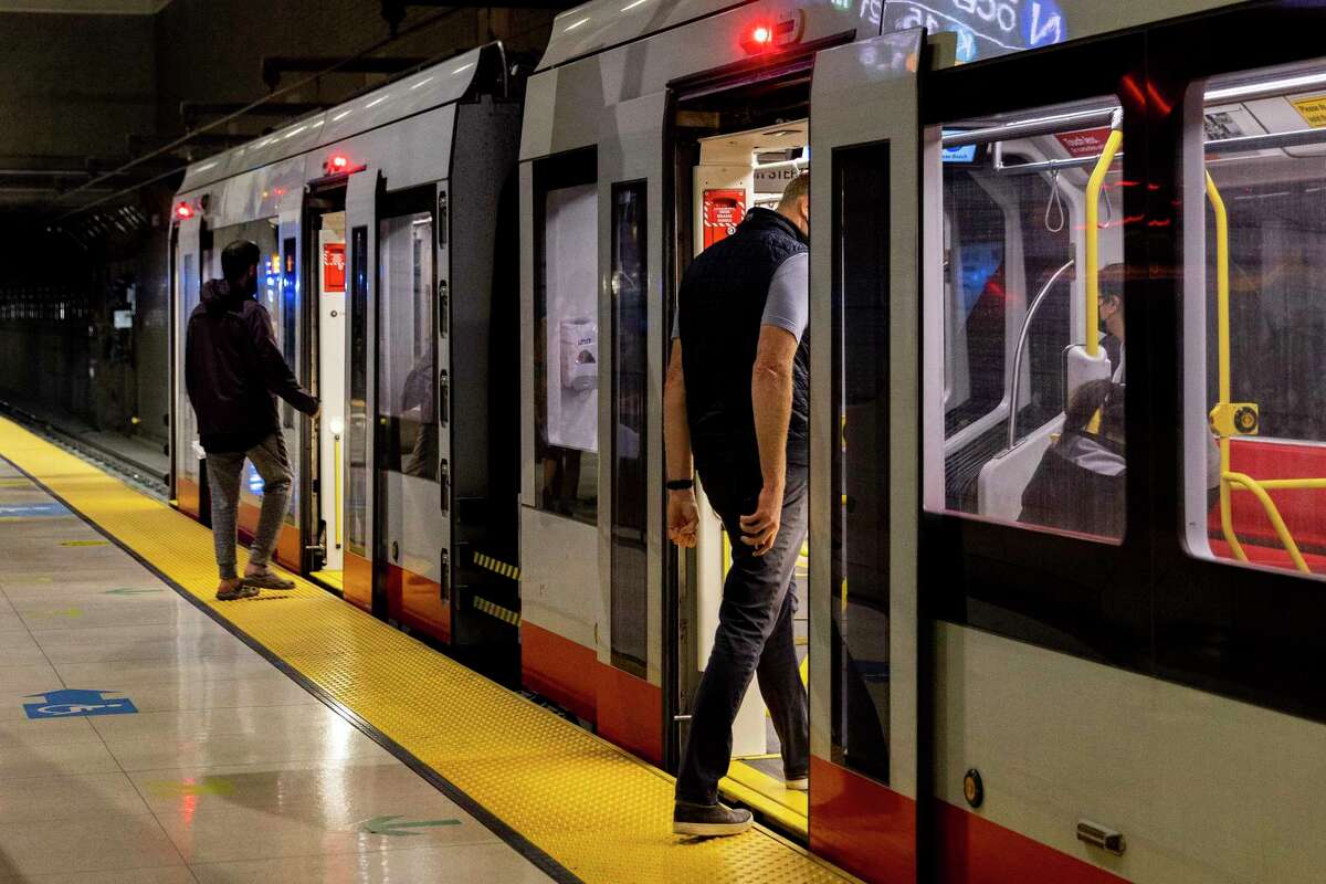 通勤者在旧金山Van Ness站登上Muni列车。该市的交通运输机构面临着迫在眉睫的预算赤字。
