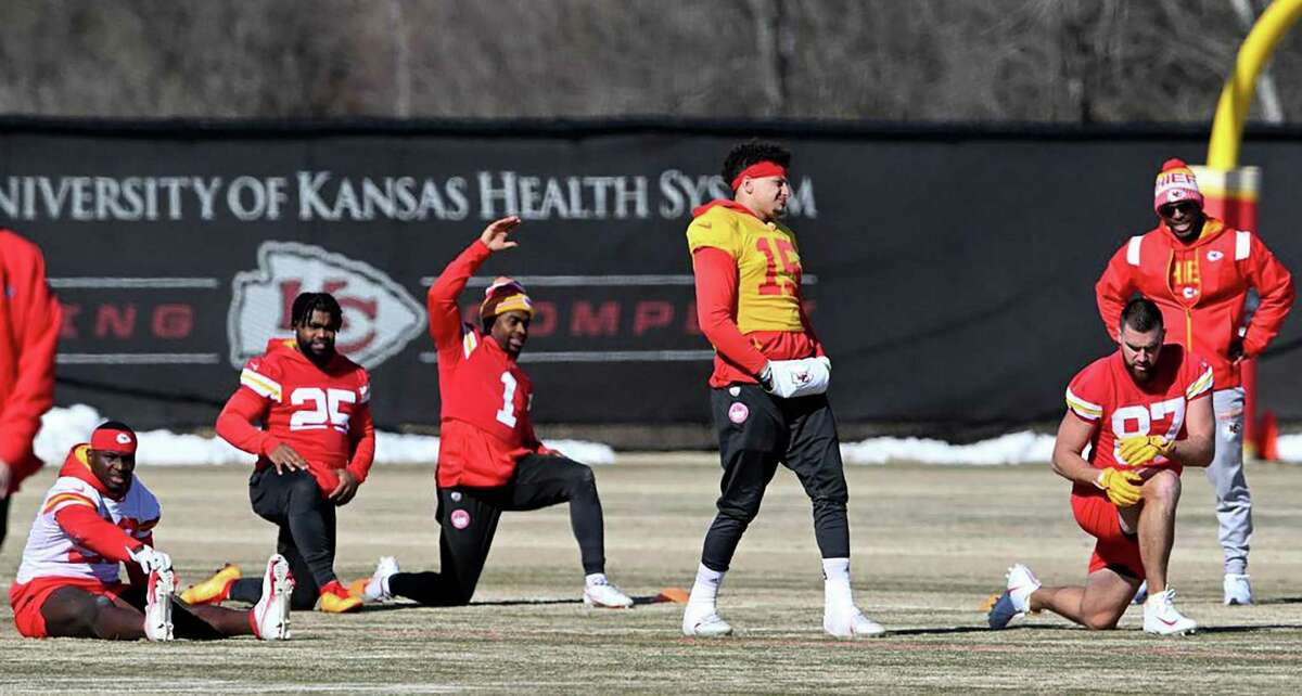 Kansas City running back Clyde Edwards-Helaire (25) will be available for quarterback Patrick Mahomes (right) and the rest of the Chiefs for Sunday’s Super Bowl against the Eagles.