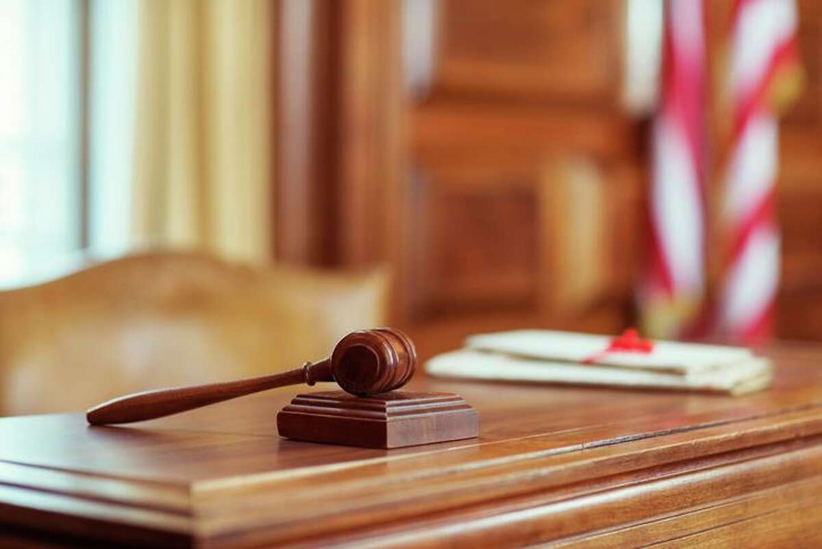 据康特拉科斯塔地区检察官办公室称，周五，一名35岁的奥克利女子因猥亵行为和法定强奸三名男孩被判处7年以上监禁。