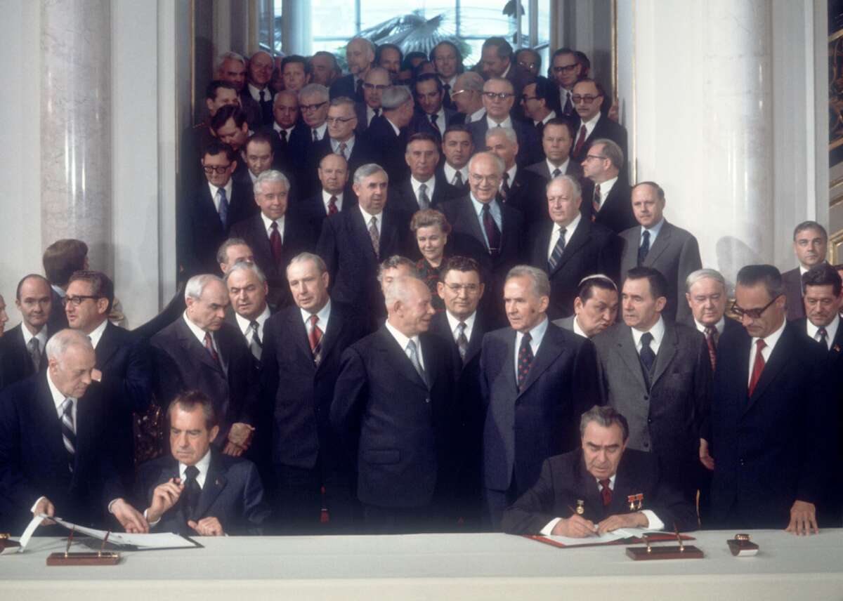 Договор 1972 между ссср и сша. Осв-1 Брежнев Никсон 1972. Никсон и Брежнев 1972. Подписание осв 1 Брежнев и Никсон. Никсон и Брежнев 1972 г подписали.