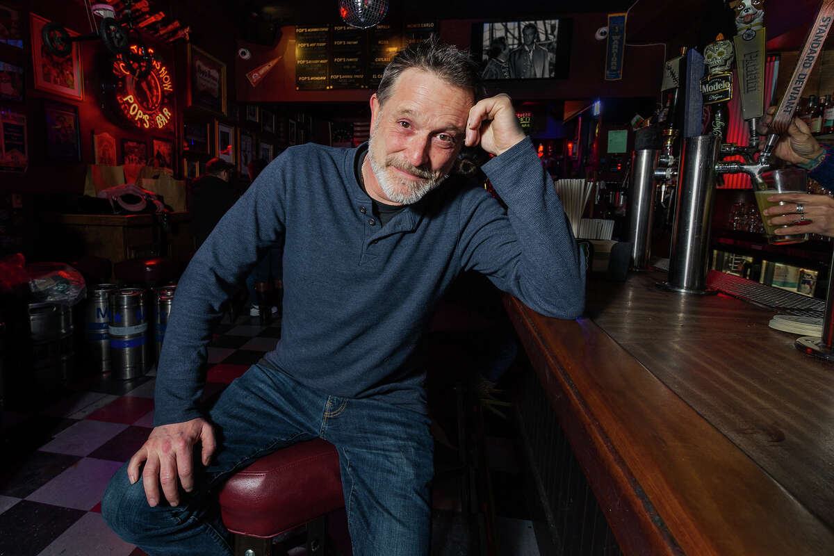 Der Besitzer der Pop's Bar, Tom Tierney, hängt am Donnerstag, den 2. Februar 2023, mit dem Publikum am Donnerstagabend an seinem historischen Ort in der 24th Street im Mission District ab.