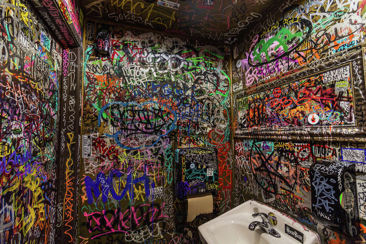 Graffiti an den Wänden der Toiletten in Pop's Bar in der 24th Street im Mission District, gesehen am Donnerstag, 2. Februar 2023.