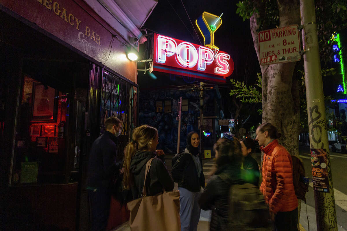 Pop's Bar steht am 2. Februar 2023 an der Ecke 24th Street und York Street im Mission District von San Francisco.