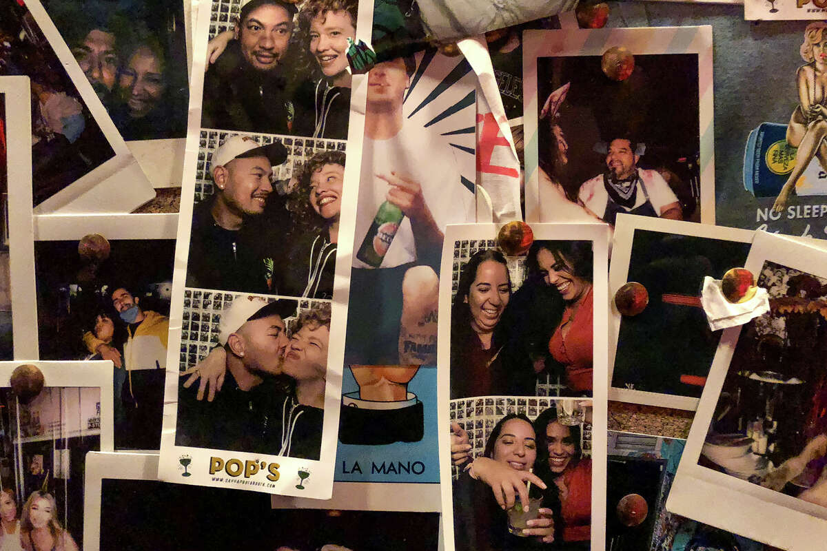 Zweite Kopien von Fotostreifen säumen die Wände in Pop's Bar im Mission District von San Francisco, 2. Februar 2023.