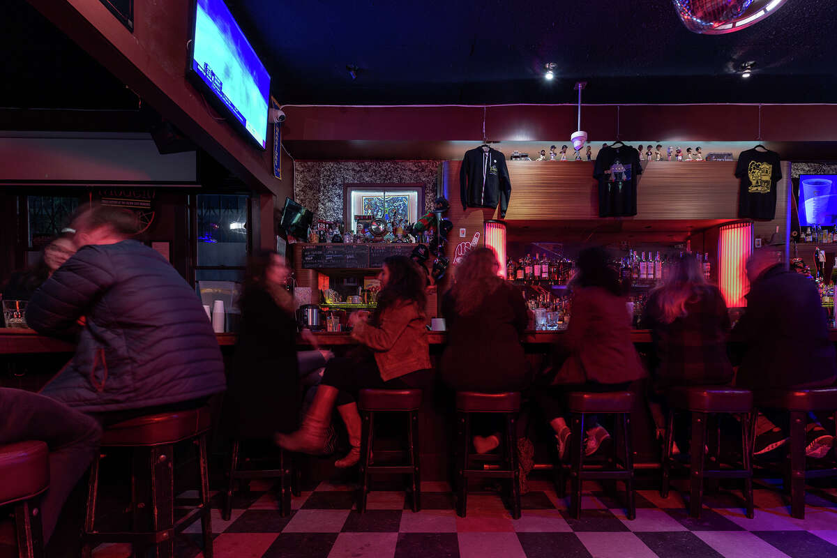 Die Pop's Bar im Mission District von San Francisco zieht an jedem Abend der Woche ein buntes Publikum an.  5. Februar 2023.