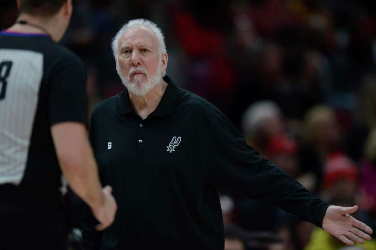 As losses pile up, energized Gregg Popovich remains focused on player