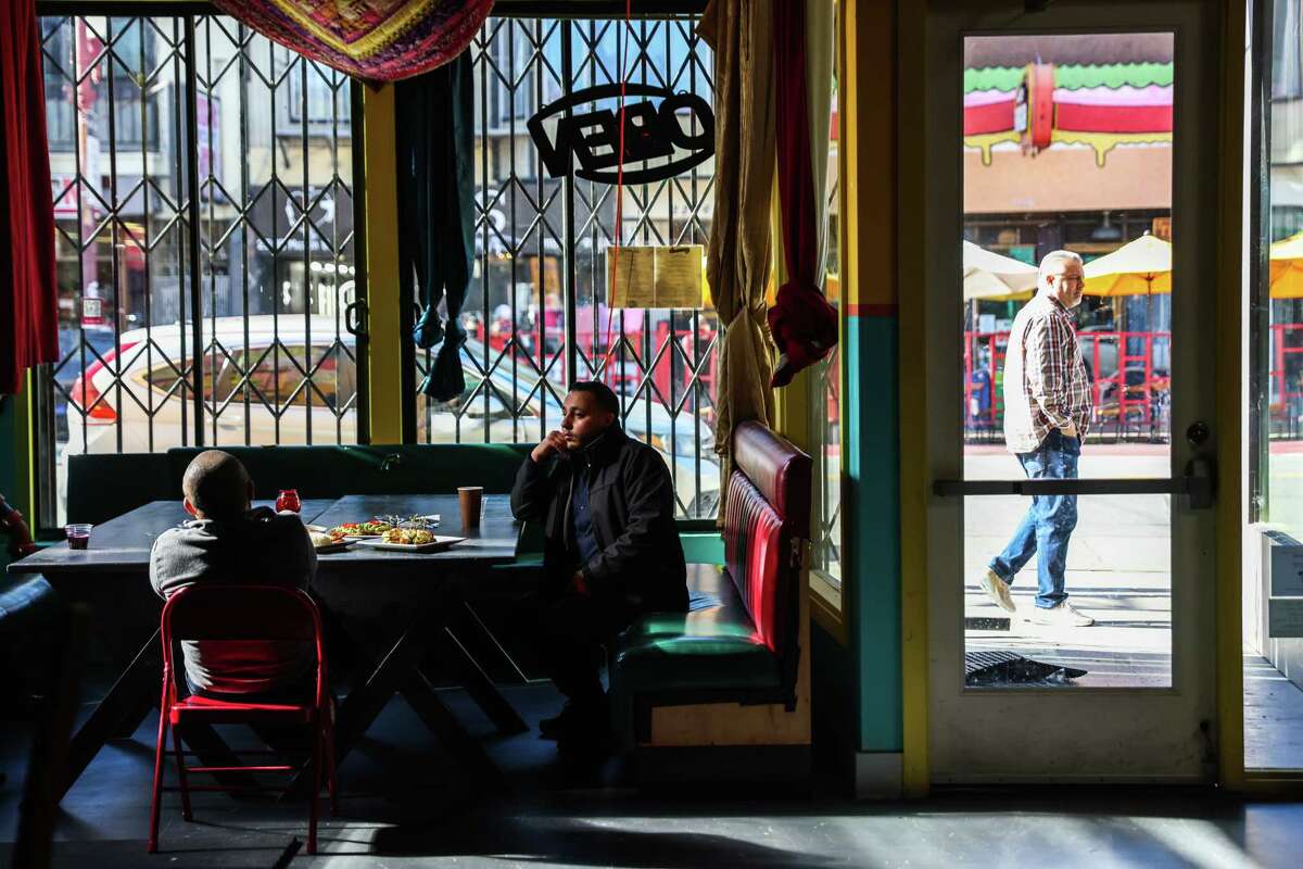 2023年1月19日星期四，倡导者Kevin Ortiz(右)和餐厅兼夜总会Bissap Baobab的老板Marco Senghar(左)与《纪事报》聊天，讨论马可无法为他在加利福尼亚州旧金山的Mission餐厅获得酒牌的问题。