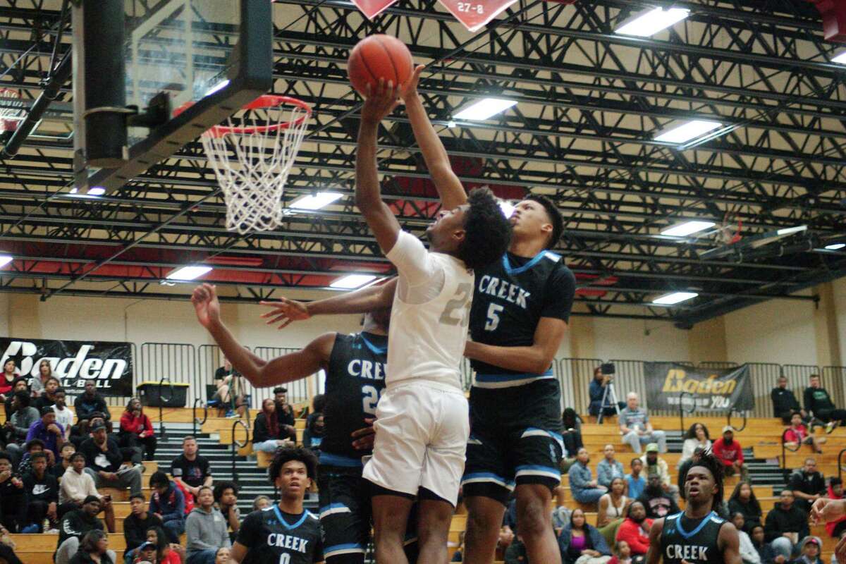 Dawson’s Larry Lyons (23) tries to lay up a shot past Shadow Creek’s Anthony Deuce Williams (22) and Shadow Creek’s Kaden Tate (5) Tuesday, Feb. 7, 2023 at Dawson High School.