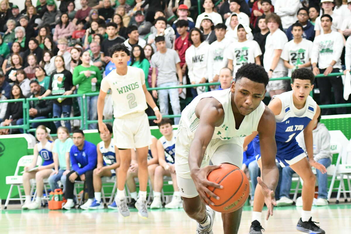 Floydada took down Olton 77-71 in a district thriller Tuesday night in front of a sold-out crowd.