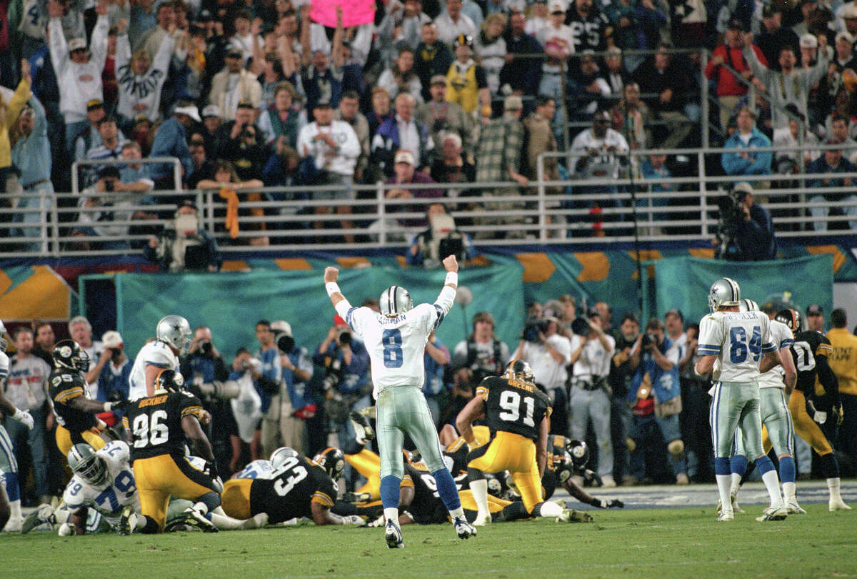 Quarterback Troy Aikman of the Dallas Cowboys rolls out against the News  Photo - Getty Images