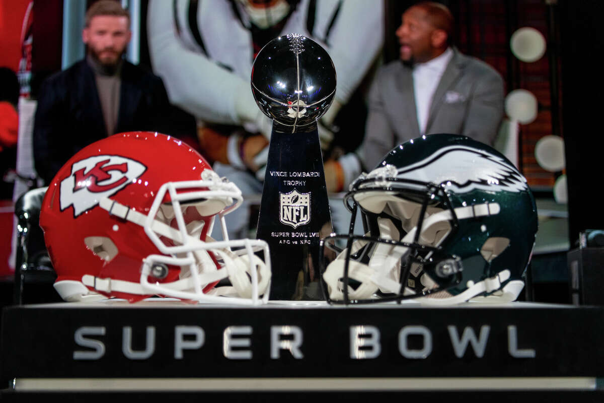 08 February 2023, USA, Phoenix: Super Bowl LVII, Roger Goodell press conference. The helmets of the Kansas City Chiefs (l) and the Philadelphia Eagles stand on a pedestal with a Vince Lombardy Trophy before the press conference with NFL boss Roger Goodell. The Chiefs and the Eagles meet in the NFL Super Bowl. Photo: Maximilian Haupt/dpa (Photo by Maximilian Haupt/picture alliance via Getty Images)