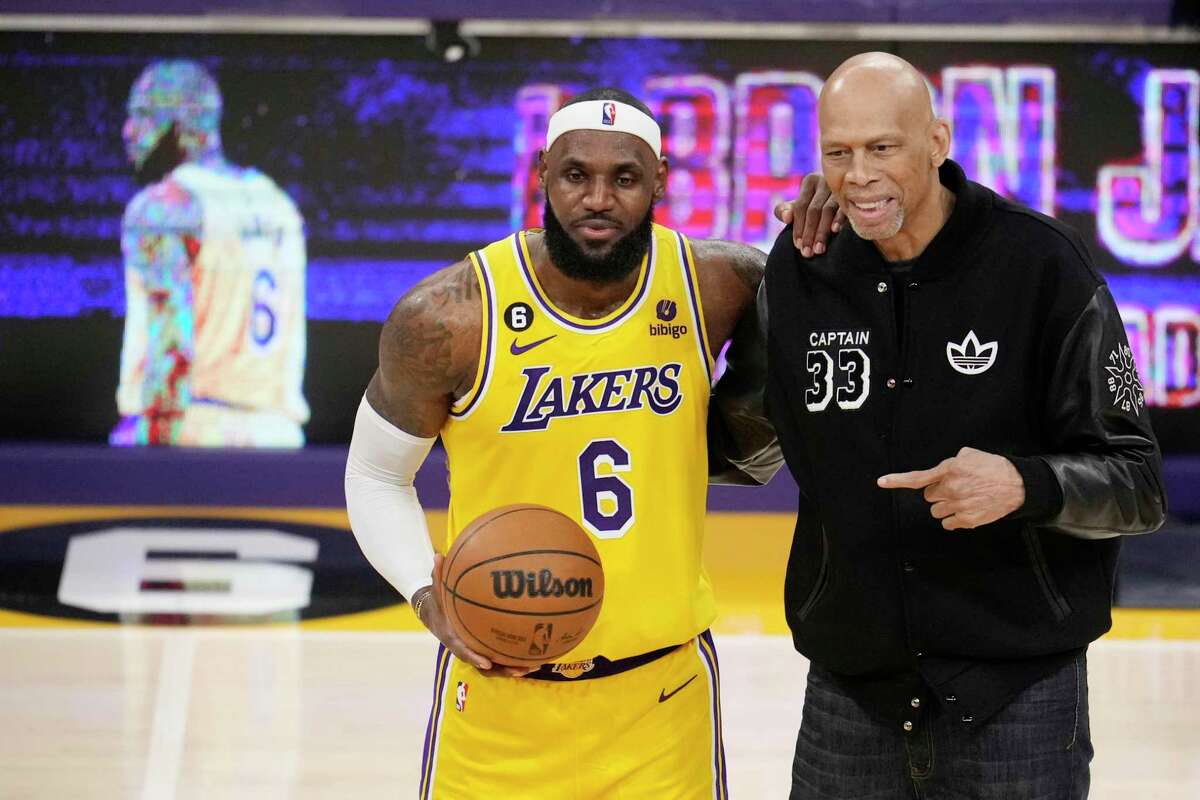 Lakers' LeBron James makes no-look three vs Rockets (video