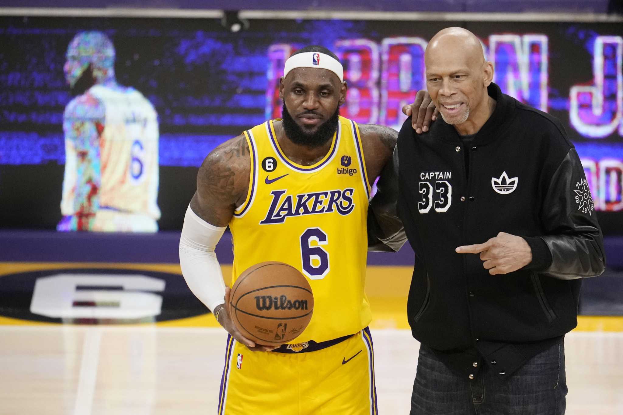Kareem Abdul-Jabbar honors LeBron James in memorable moment