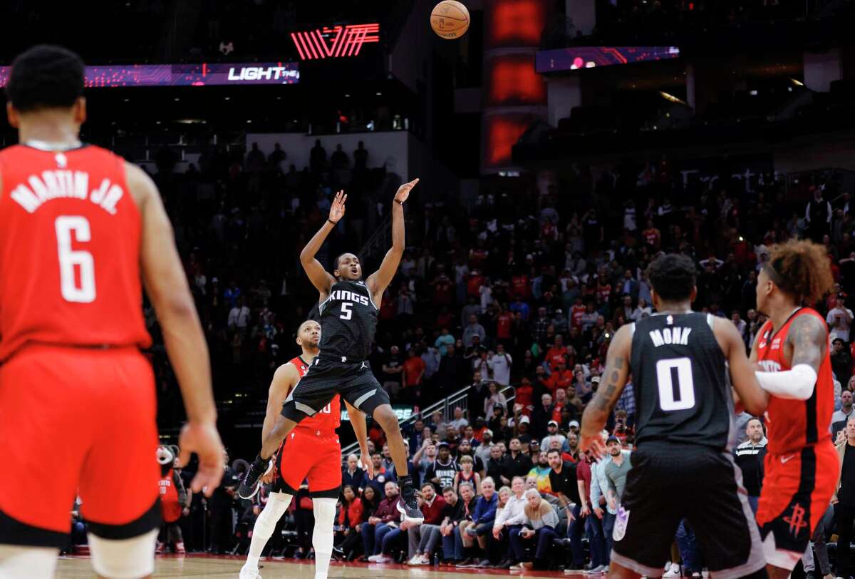 De'Aaron Fox of the Kings takes a shot in the final seconds after drawing a foul from the Rockets' Eric Gordon on Wednesday.