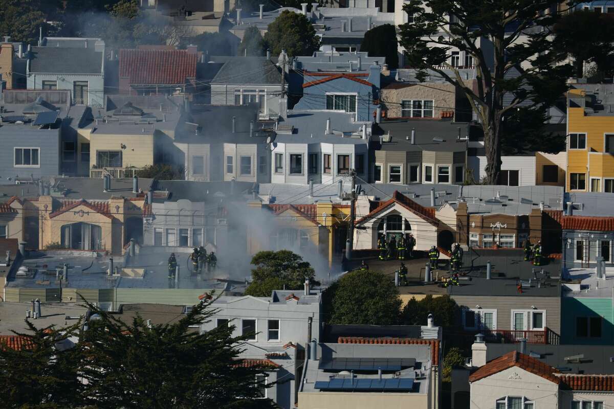 旧金山日落区发生火灾，导致一名妇女死亡，一名男子被控纵火，消防队员正在与大火搏斗。附近的人似乎对他了解不多。