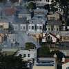 2023年2月9日，加州旧金山日落区，旧金山消防部门的成员正在扑灭一场三级警报房屋火灾