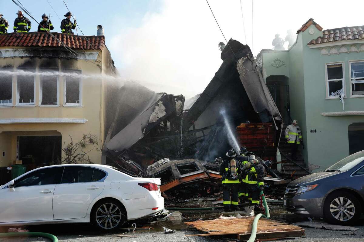 旧金山第22大道发生爆炸，一所房屋被夷为平地，附近的窗户被震碎，街对面房屋的车库门也被炸飞，消防员正在扑灭大火。