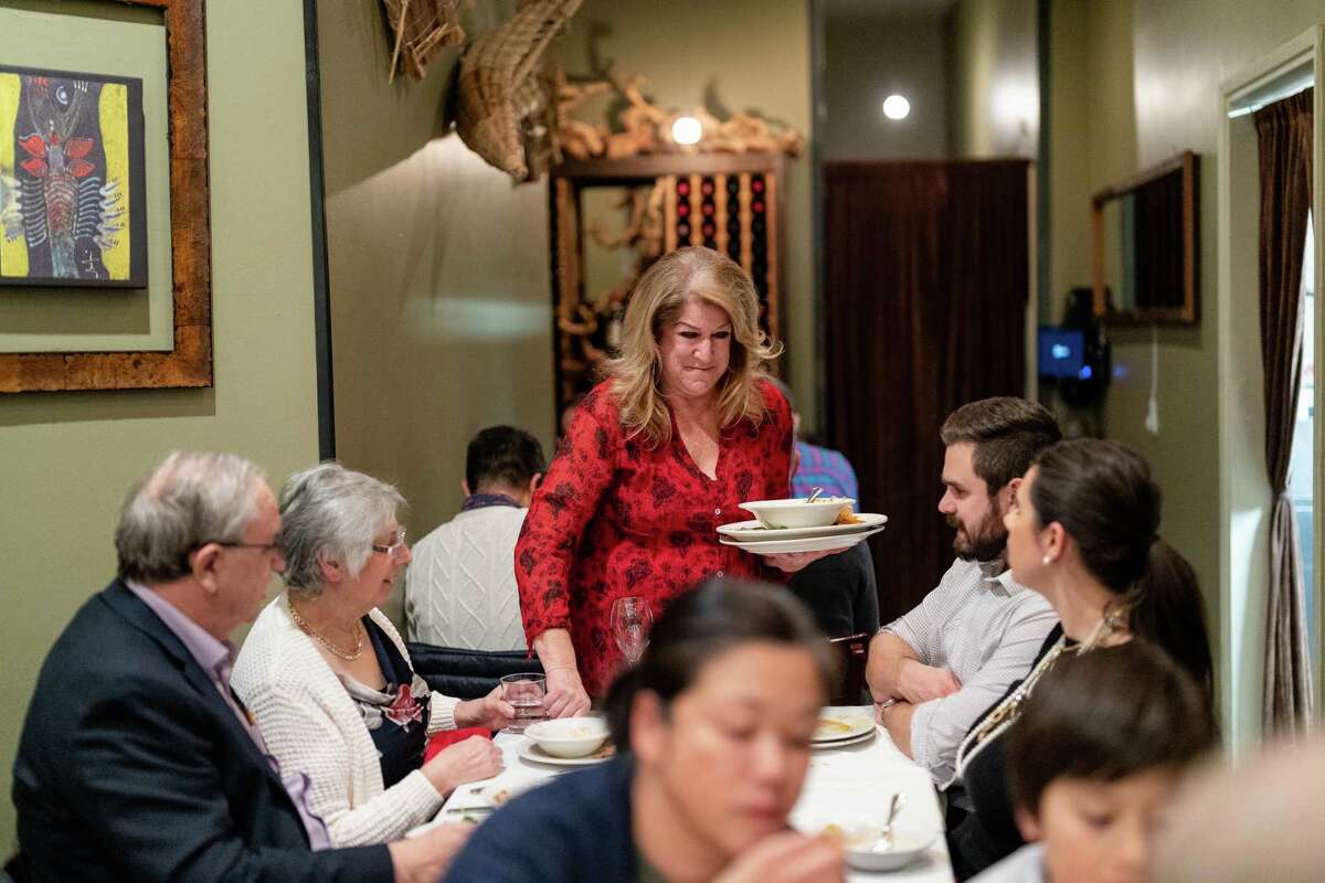 La Ciccia餐厅的老板谢丽尔·马洛尼(Cheryl Maloney)在旧金山餐厅收集顾客的盘子。