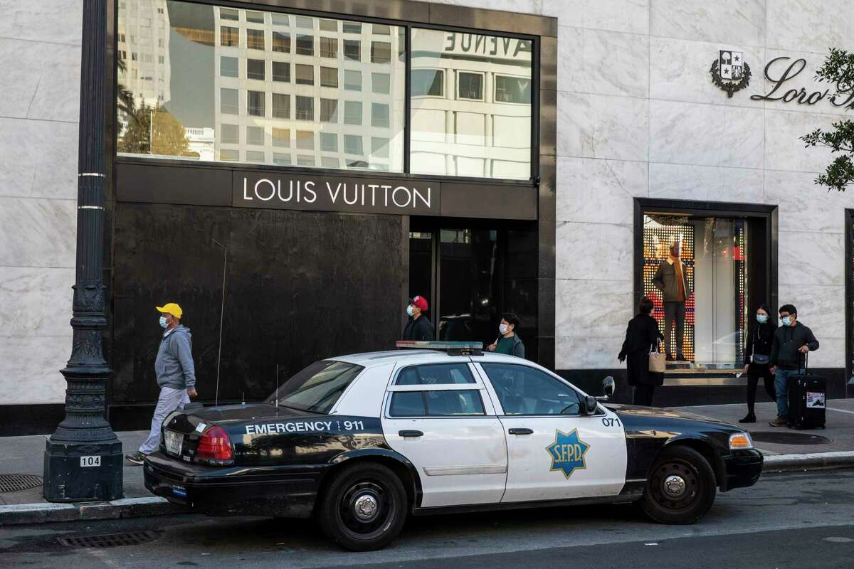 11月30日(星期二)，在加州旧金山联合广场，一辆警车停在被封锁的路易威登商店外。本周，两名男子因盗窃这家商店和其他盗窃案被判刑。