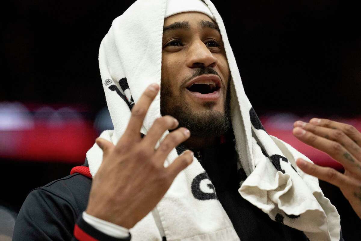 Gary Payton II wears a towel over his head during the second half of an NBA basketball game against the Chicago Bulls, Saturday, Feb. 4, 2023, in Chicago. (AP Photo/Erin Hooley)