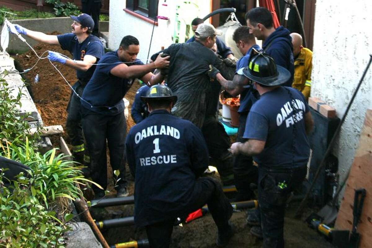 据消防部门称，周五在奥克兰，一名在挡土墙倒塌后被困在地下的人获救。
