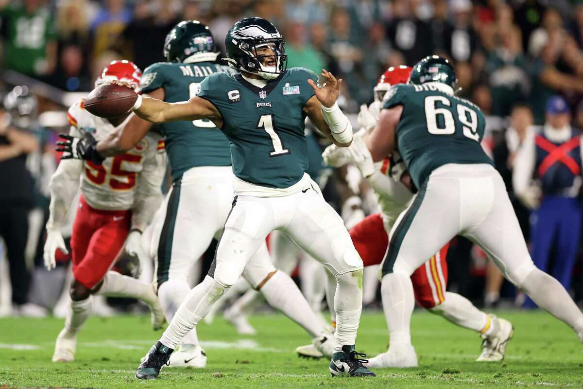 GLENDALE, ARIZONA - FEBRUARY 12: Jalen Hurts #1 of the Philadelphia Eagles throws a pass against the Kansas City Chiefs during the fourth quarter in Super Bowl LVII at State Farm Stadium on February 12, 2023 in Glendale, Arizona.