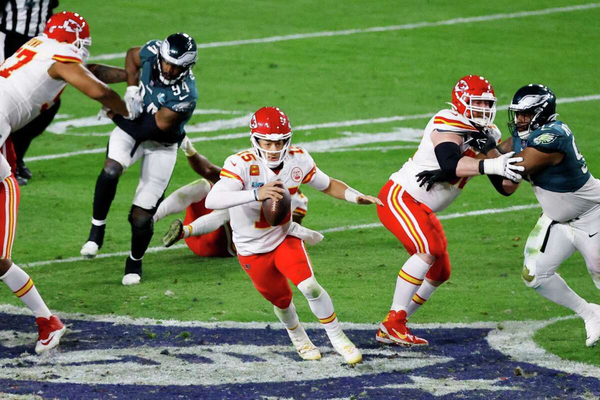 Patrick Mahomes' incredible touchdown toss to Travis Kelce sends social  media into frenzy