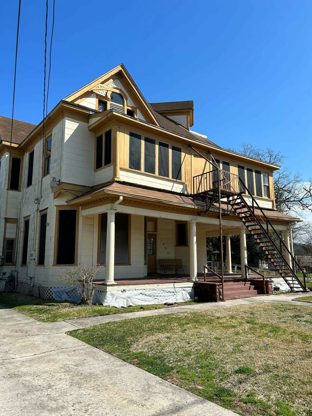 Stewart's Halfway House located at 1395 Ave D in Beaumont.